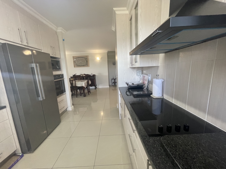 5 Bedroom Property for Sale in Cove Rock Eastern Cape